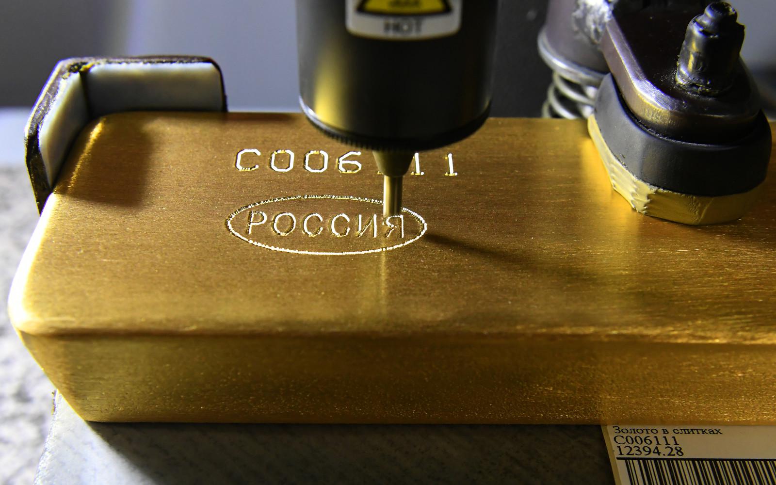 Маркировка слитка золота высшей пробы 99,99 % чистоты на Красноярском заводе цветных металлов имени В. Н. Гулидова