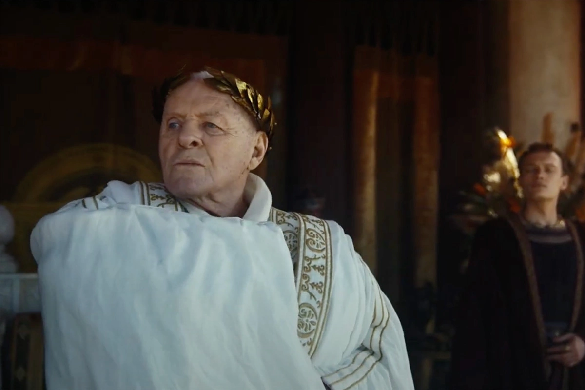<p>Актер Энтони Хопкинс сыграл стареющего римского императора Веспасиана, который стремится удержать власть</p>