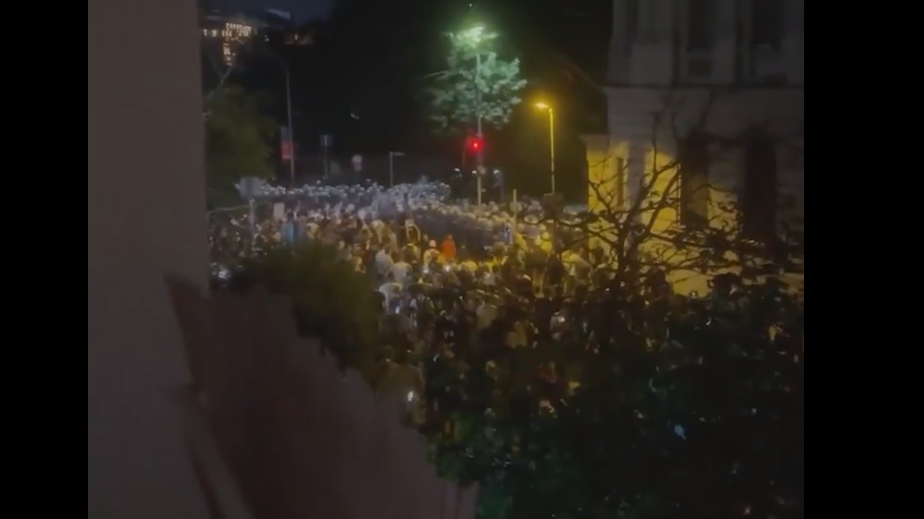 Стычки во время протестов в Белграде. Видео