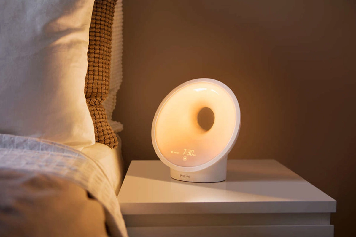 Световой будильник станет стильным акцентом в интерьере