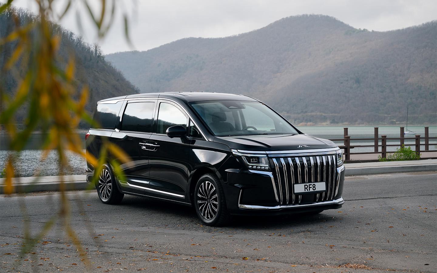 JAC открыл продажи нового минивэна RF8 в России. Сколько он стоит