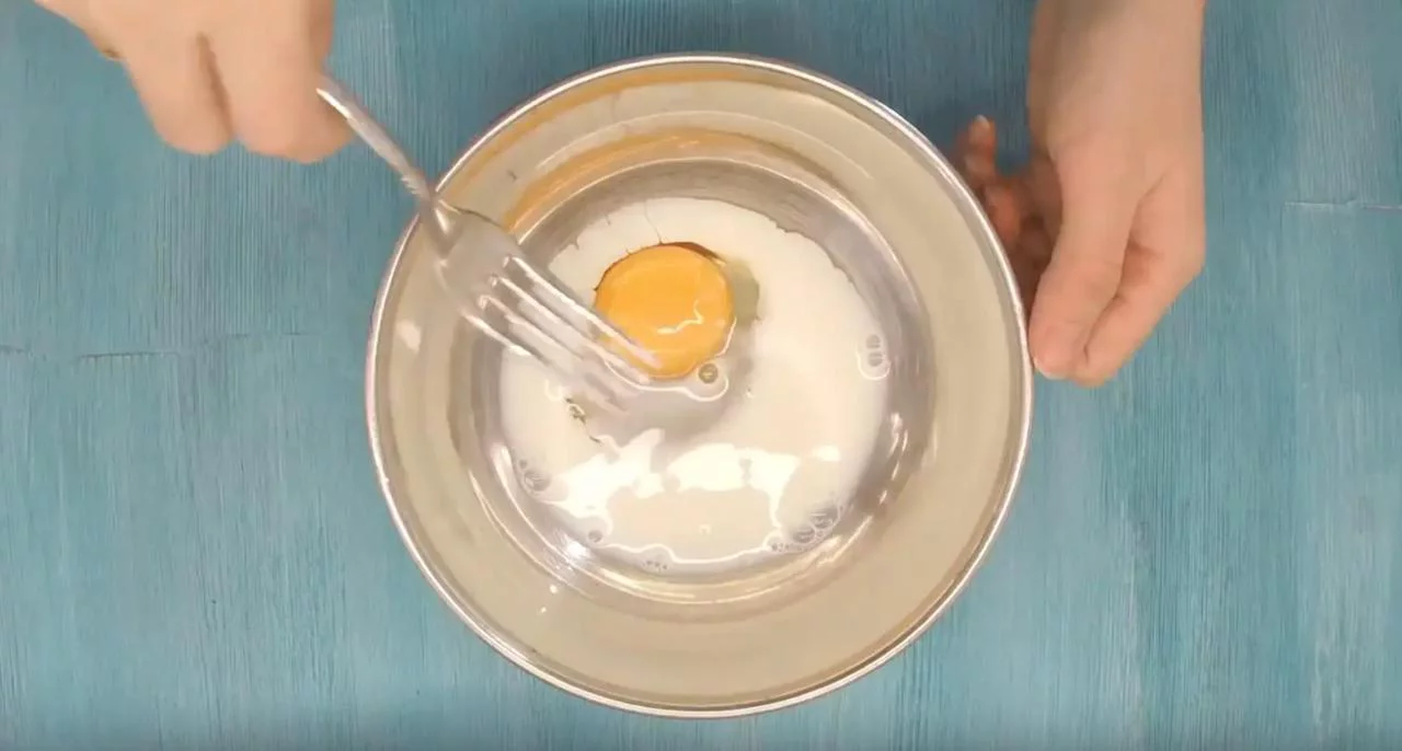 Соедините яйцо и молоко