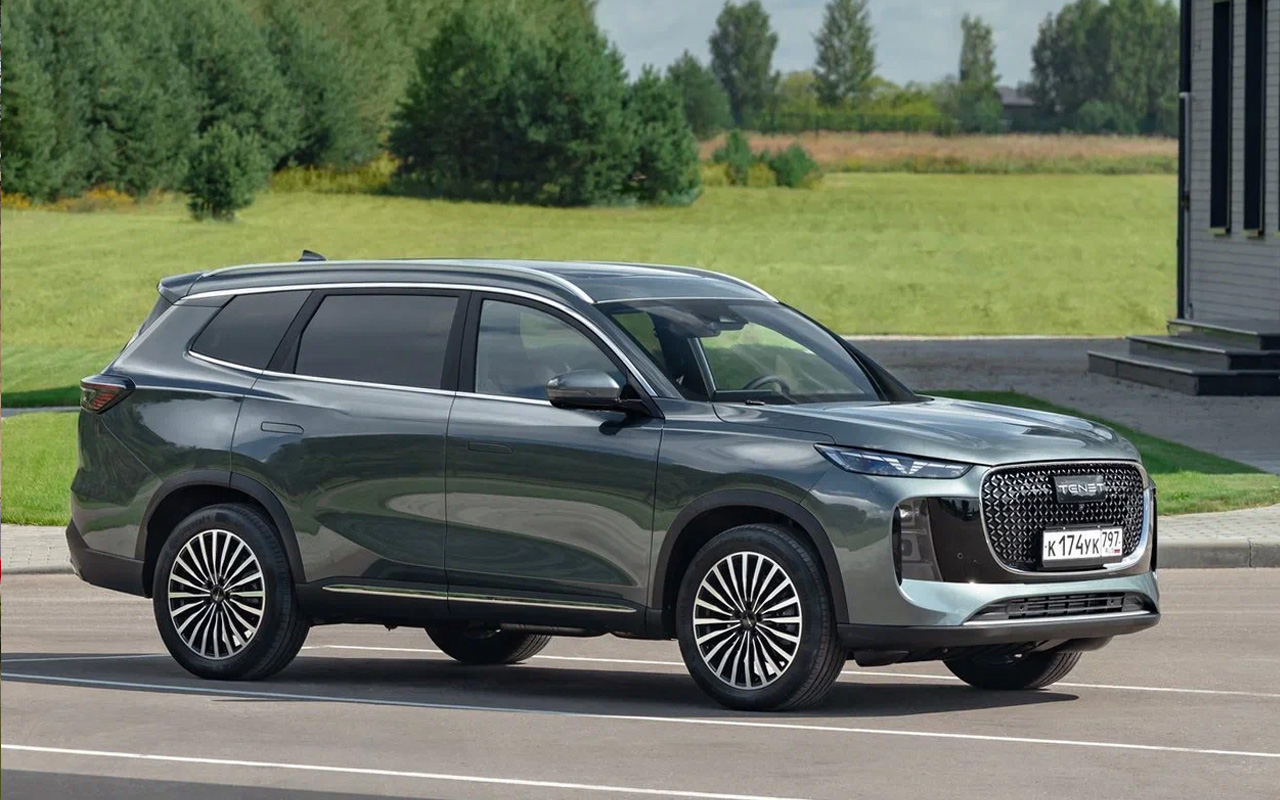 Tenet T8. Полный привод, 2.0 (197 л.с.) с РКП7. Салон 7-местный. На выбор две комплектации. Диапазон цен: 3 630 000&ndash;3 885 000 руб.