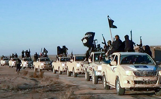 Боевики запрещенного в России &laquo;Исламского государства&raquo; в окрестностях города Ракка на дороге, ведущей в Ирак