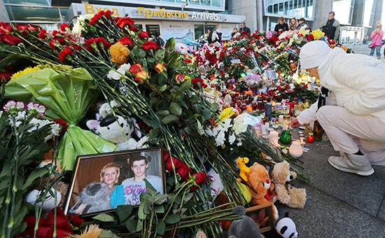 Цветы в&nbsp;память о&nbsp;жертвах катастрофы самолета Airbus A321, 3 ноября 2015 года