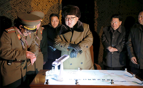 Лидер КНДР Ким Чен Ын вместе с военоначальниками на полигоне во время одного из запусков баллистических ракет, архив


