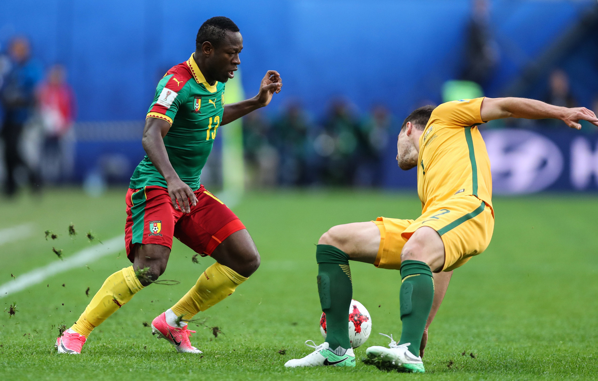 Нападающий сборной Камеруна Кристиан Бассогог (слева) против австралийского защитника Милоша Дегенека