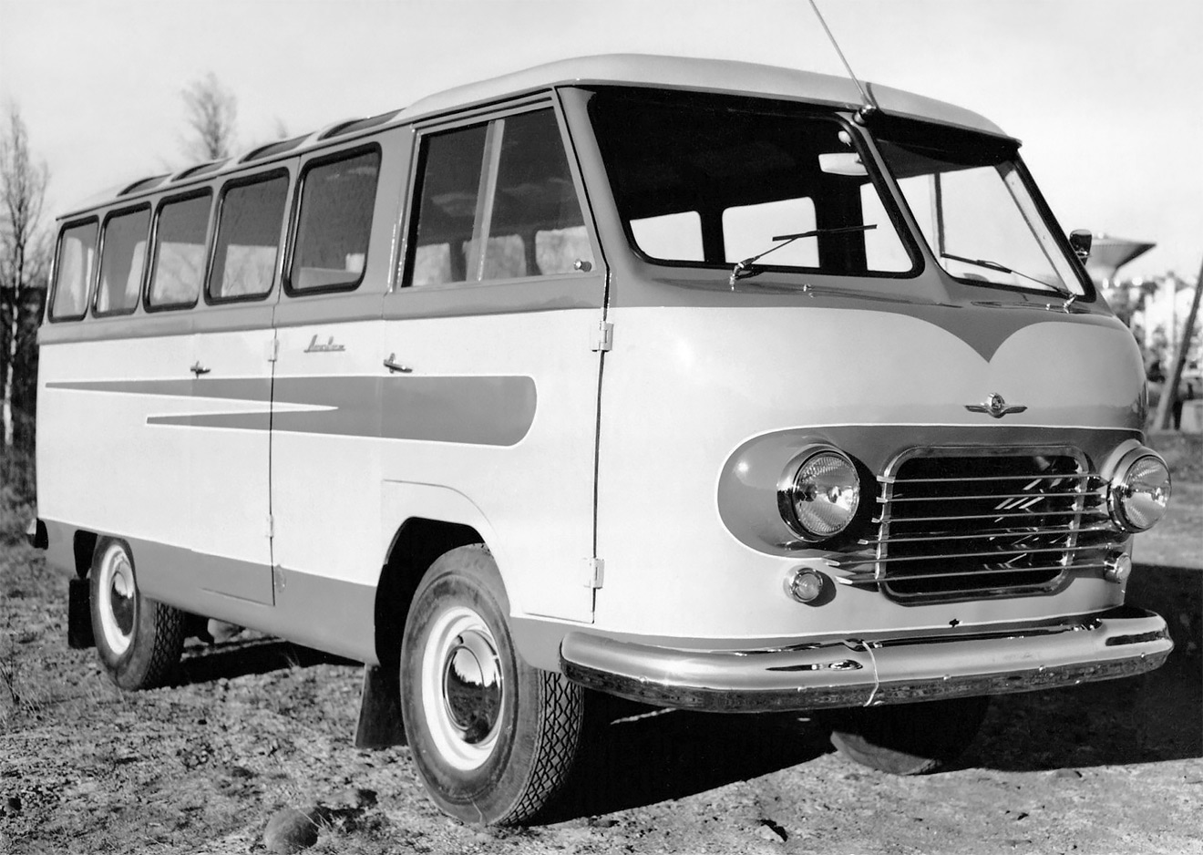 Первый по-настоящему массовый советский микроавтобус&nbsp;&mdash; плод модернизации РАФ-10. Модель получила 70-сильный двигатель ГАЗ-21 и обросла десятком модификаций, включая более комфортабельные туристические версии и медицинские автомобили, а в Ереване она выпускалась в виде грузового фургона под маркой ЕрАЗ-762. Наконец, РАФ-977 стал первой советской маршруткой, сменил в службе такси легковые ЗИМы и работал в таксопарках вплоть до середины 70-х годов прошлого века.
