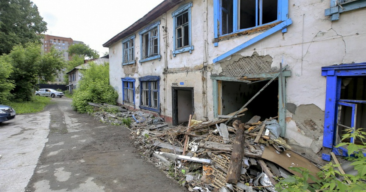 Барак новосибирск. Бараки Новосибирска. Аварийный дом. Аварийные дома в Новосибирске. Бараки на Степной Новосибирск.