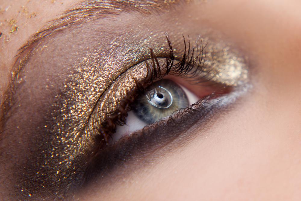 Золотые тени для серых глаз в новогоднем макияже 2023