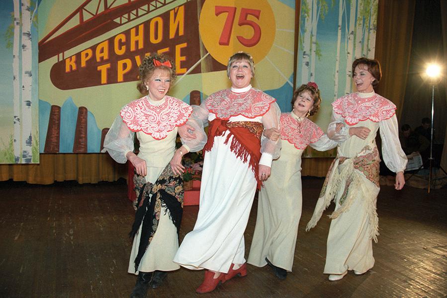 Людмила Гурченко, Светлана Крючкова, Лия Ахеджакова и Ирина Купченко (слева направо) во время репетиции одной из сцен фильма &laquo;Старые клячи&raquo;, 1999 год