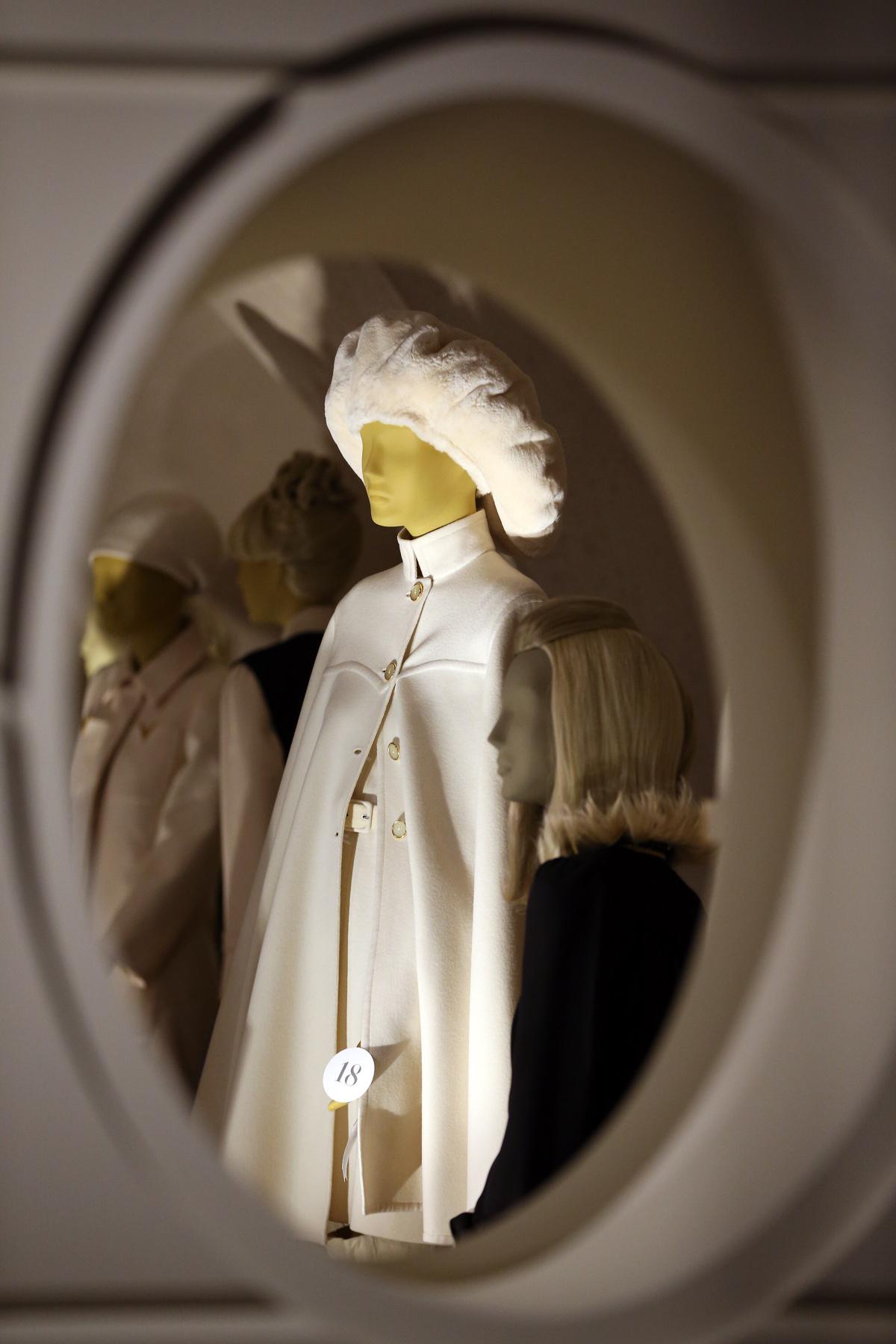 Белая шерстяная накидка и платье из коллекции Valentino, осень&mdash;зима 1968