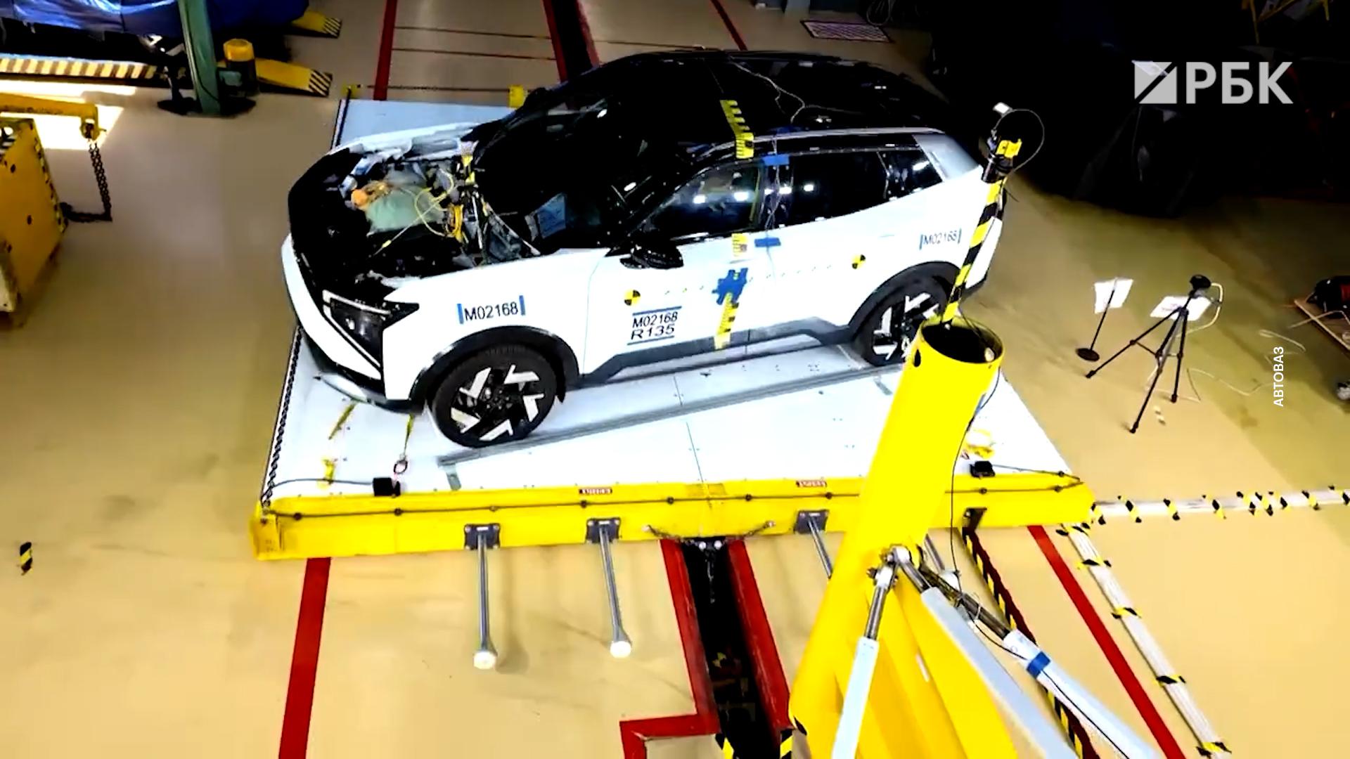 Краш-тест Lada Azimut. Боковой удар о столб