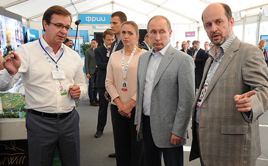 Президент России Владимир Путин во&nbsp;время посещения молодежного форума &laquo;Территория смыслов на&nbsp;Клязьме&raquo;