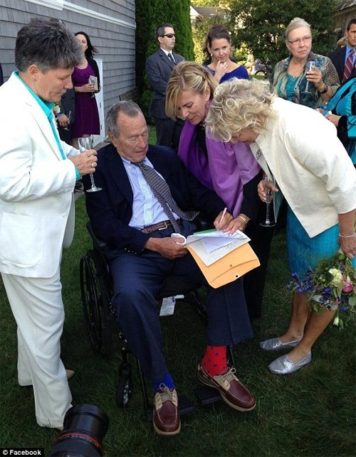 Дж.Буш-старший стал свидетелем на однополой свадьбе