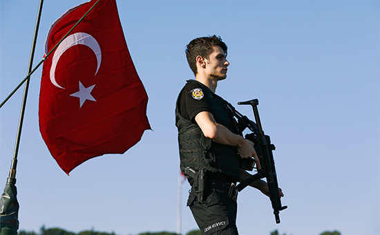 Офицер полиции стоит на танке возле моста через Босфор. 16 июля 2016 года, Стамбул


