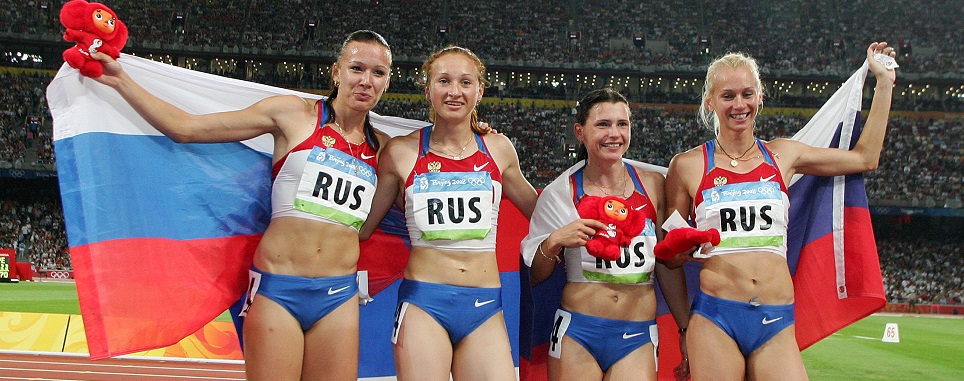 Российские легкоатлетки Юлия Чермошанская, Александра Федорива, Евгения Полякова, Юлия Гущина (слева направо) завоевали золото в эстафете 4х100 м на Олимпиаде-2008 в Пекине.