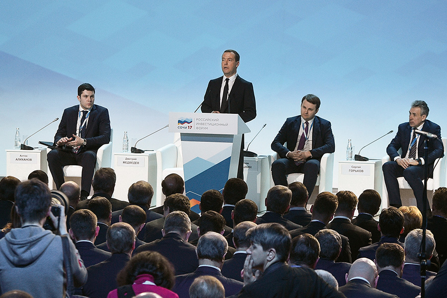 Дмитрий Медведев (в центре)


