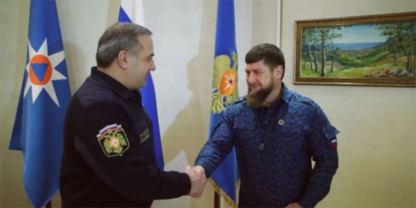 Глава МЧС подарил Кадырову генеральский кортик
