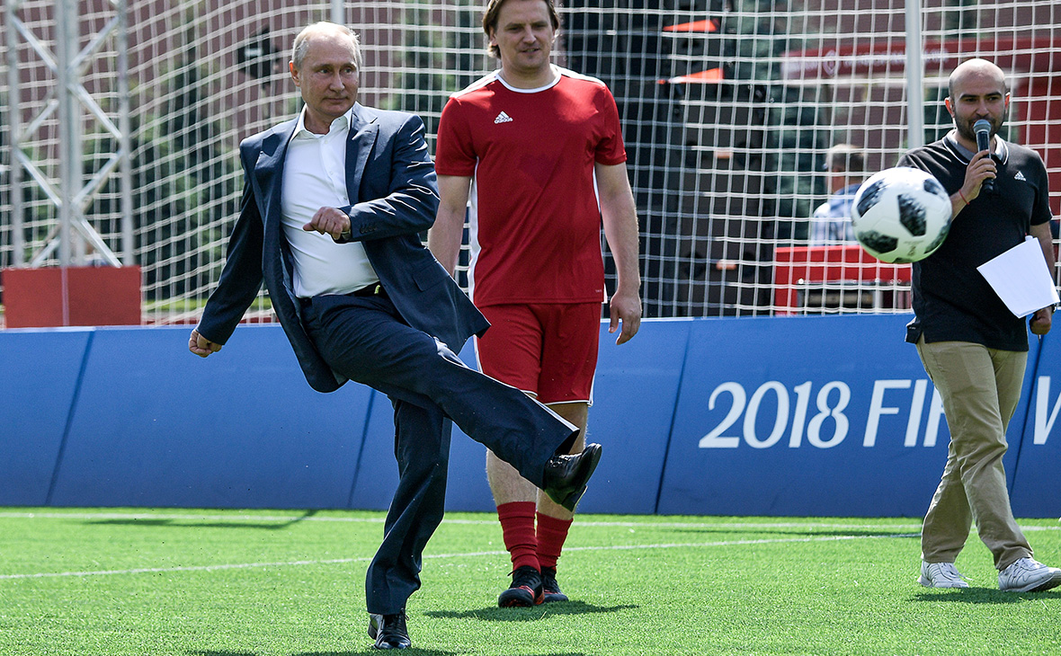 Владимир Путин&nbsp;во время посещения Парка футбола