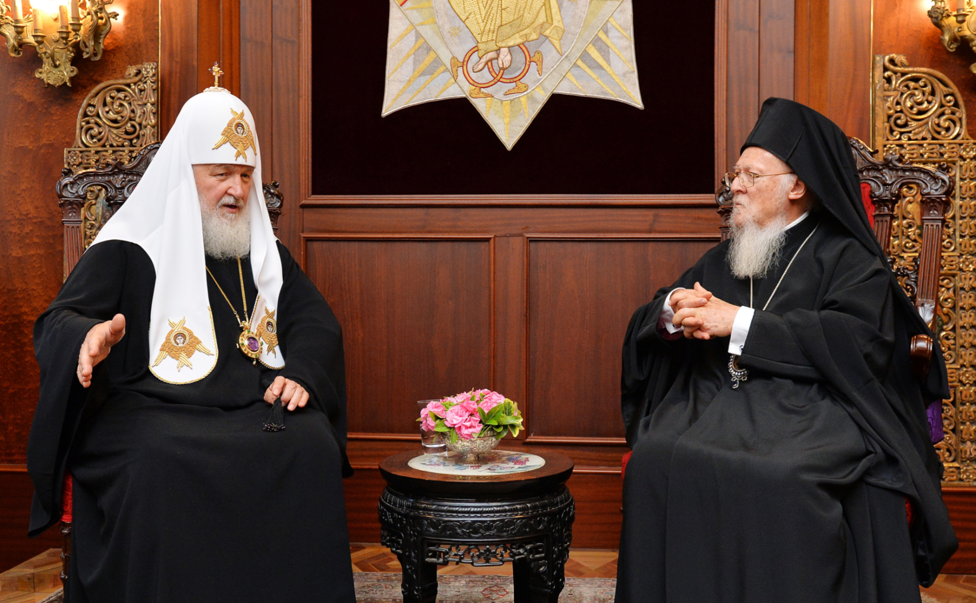 Патриарх Кирилл (слева) и патриарх Константинопольский Варфоломей (справа)