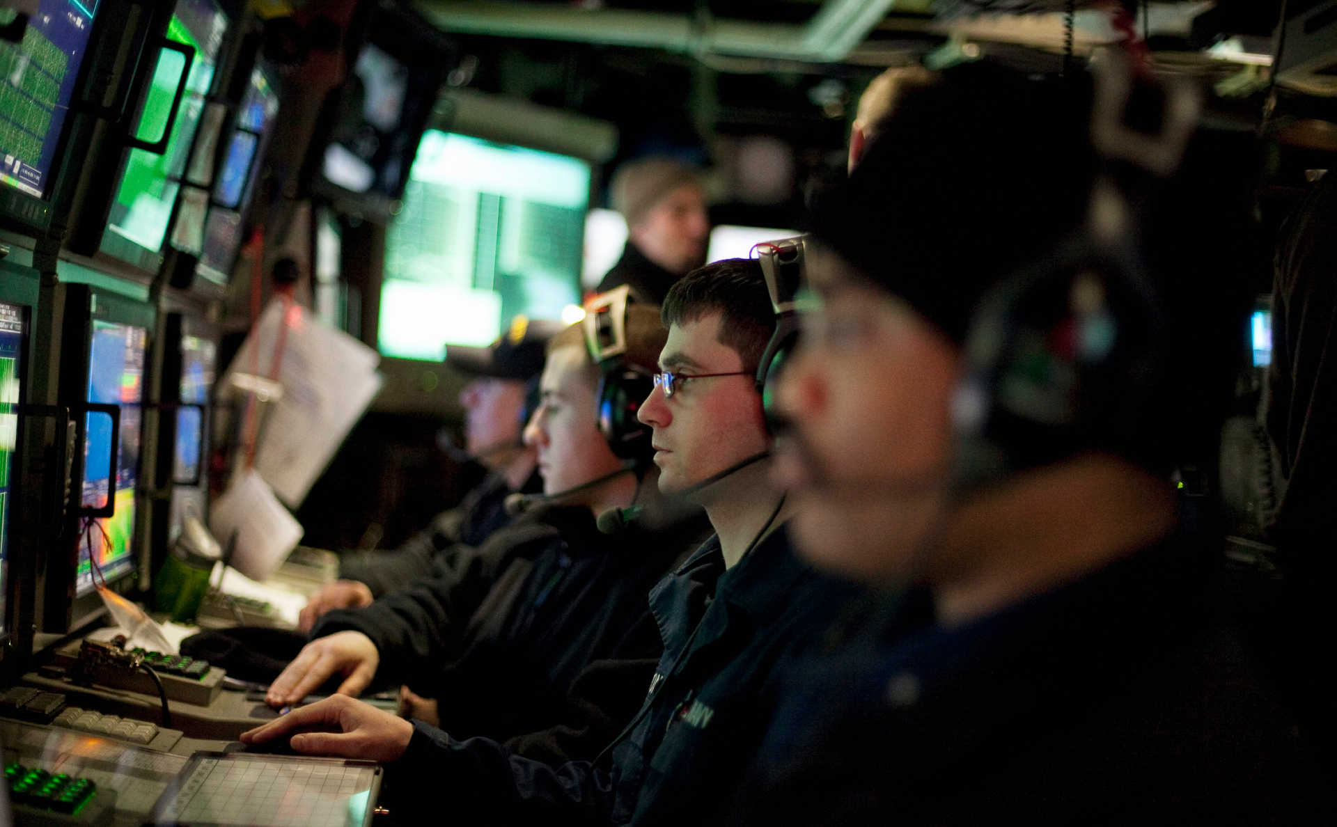 Моряки атомной подлодки USS New Hampshire работают на оборудовании Raytheon