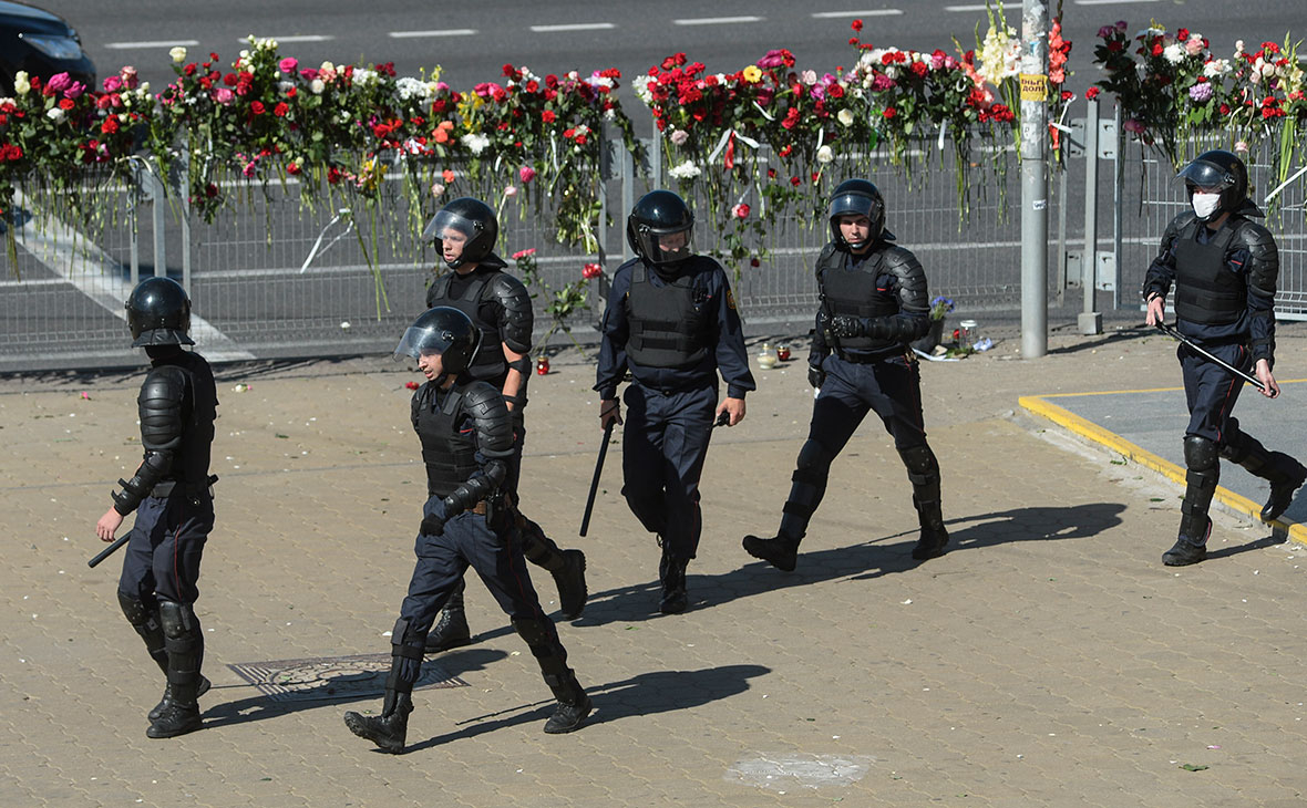 Сотрудники полиции на проспекте Притыцкого, где погиб один из протестующих против результатов выборов президента Белоруссии