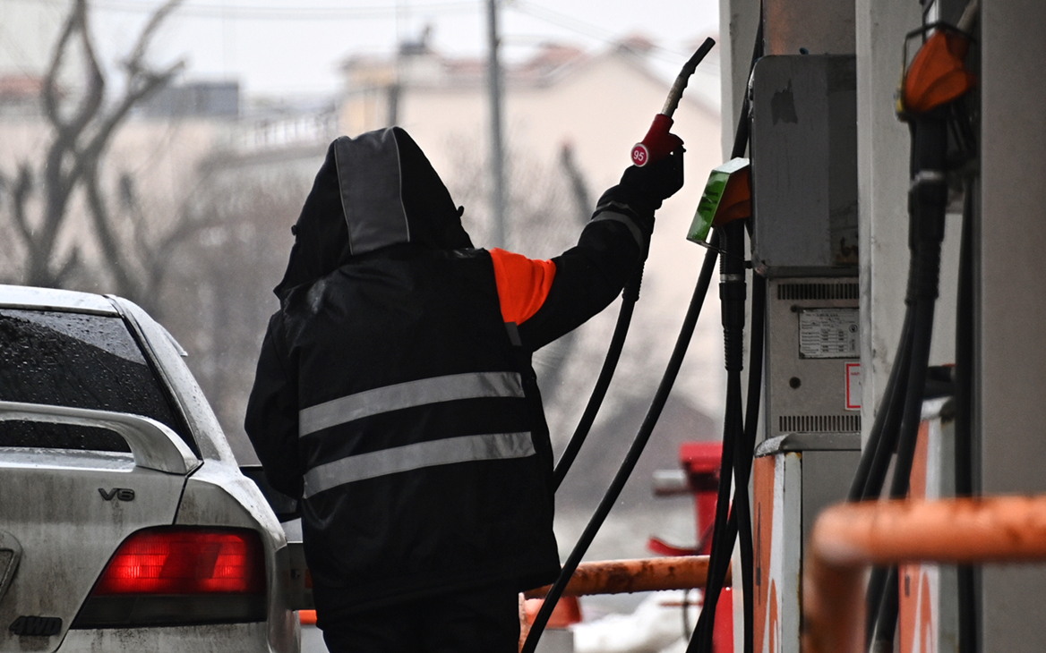 СМИ узнали об увеличении выплат нефтяникам за сдерживание цен на топливо