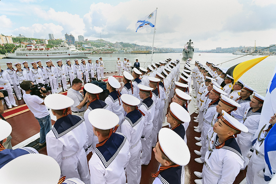Празднование Дня ВМФ во Владивостоке. Экипаж ракетного крейсера &laquo;Варяг&raquo;