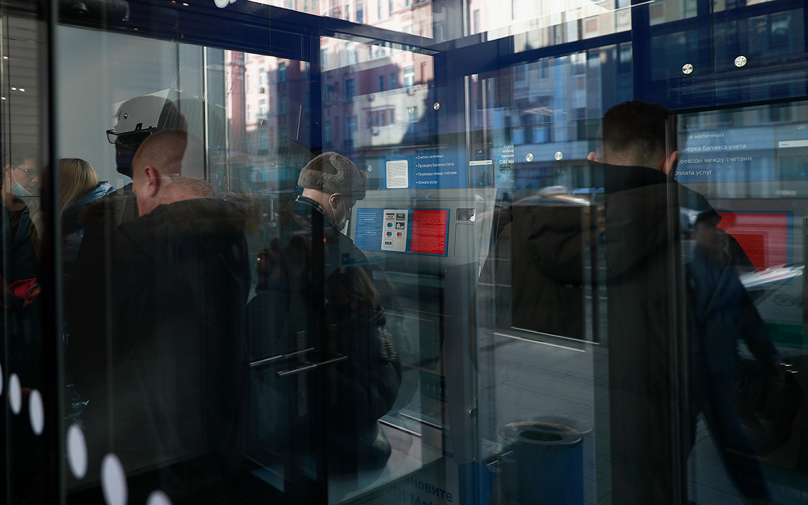 ЦБ сообщил о сокращении средств россиян в банках на ₽1,2 трлн в феврале