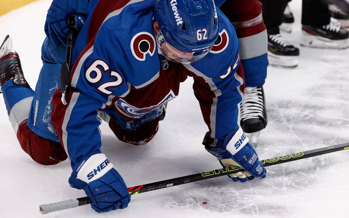 Форвард клуба НХЛ попал в больницу после удара головой о борт
