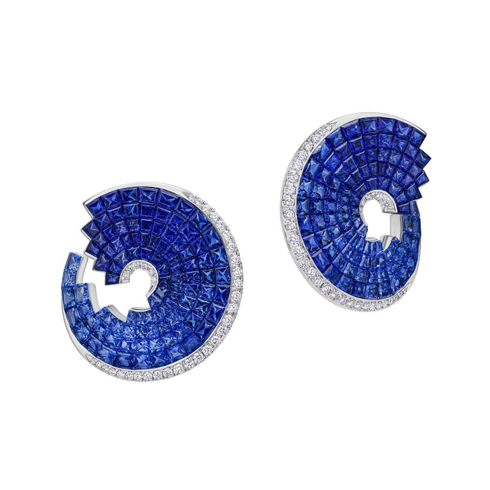 Серьги (сапфиры, бриллианты, белое золото), Invisible Inlay, Chamovskikh, 3 162 000 руб. (chamovskikh.com)