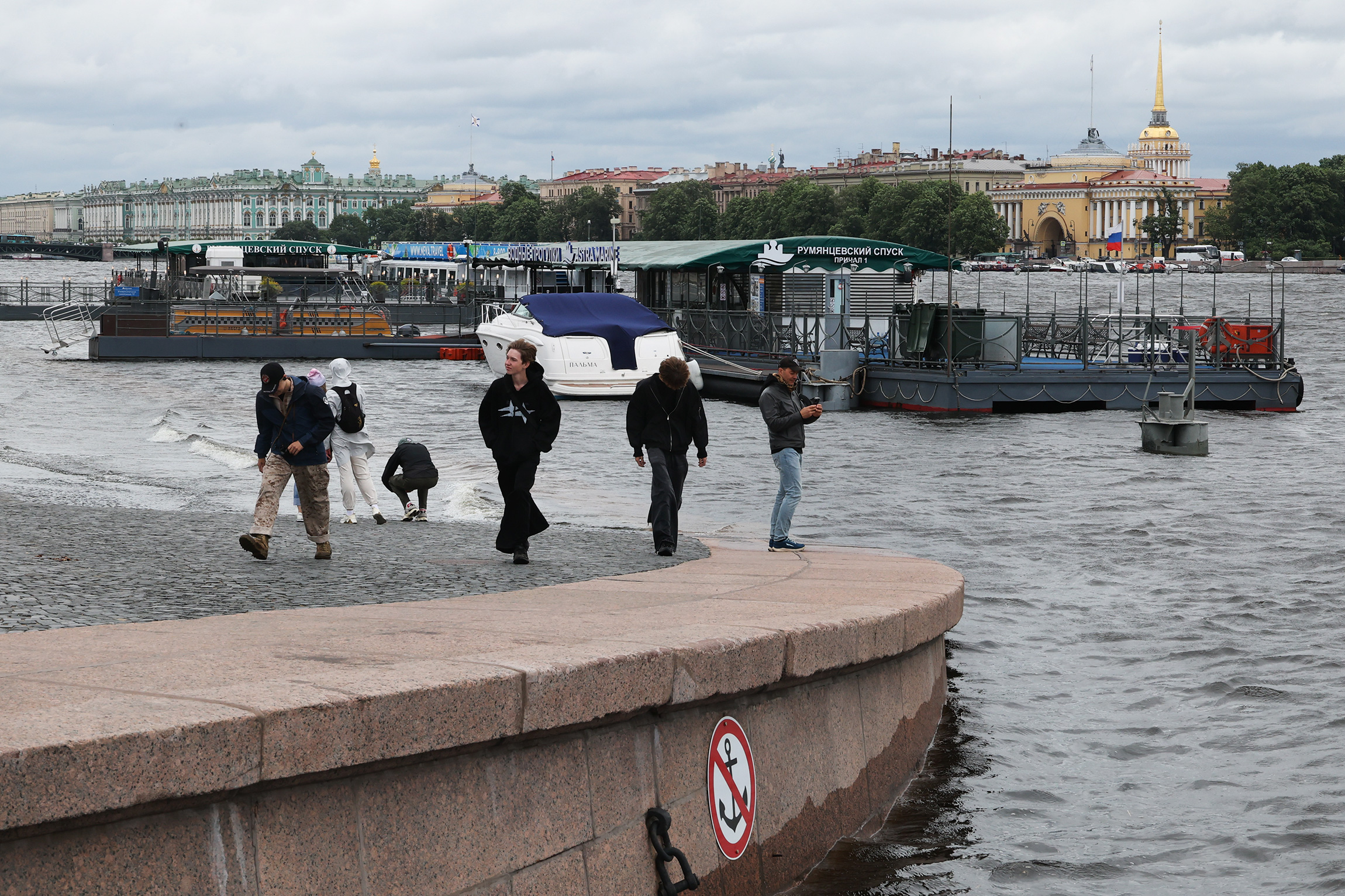 Из-за дамбы возникает другая проблема&nbsp;&mdash; сток воды из Невы закрыт. Она скапливается в Невской губе, что приводит к повышению уровня воды в реках и каналах Петербурга. Из-за этого подтопило некоторые набережные в городе, в частности стрелку Васильевского острова (на фото), набережную Лейтенанта Шмидта и спуски к Фонтанке и Мойке, а река Смоленка вышла из берегов.