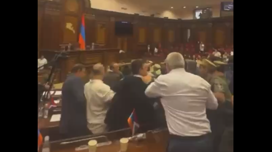 В парламенте Армении произошла драка. Видео
