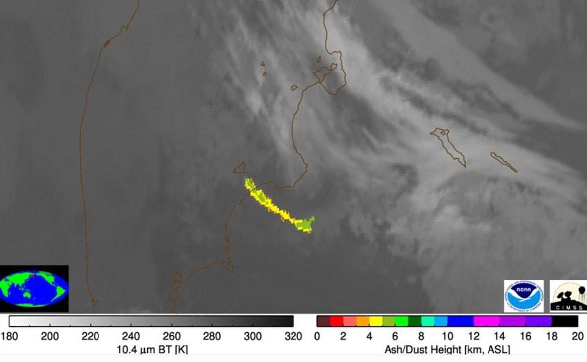 Пепловый шлейф от извержения вулкана Крашенинникова
