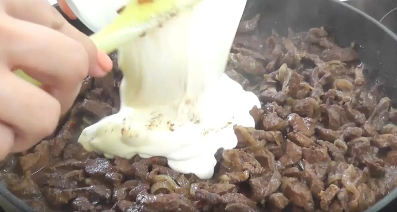 Потушите печень со сметаной