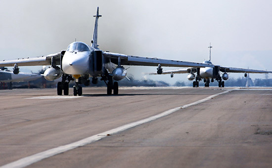 Российские фронтовые бомбардировщики Су-24М на&nbsp;авиабазе Хмеймим