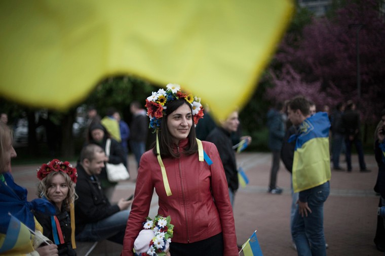 Кем именно были митингующие, не до конца понятно. По данным украинского издания Vesti.ua со ссылкой на собственного корреспондента, большая часть участников проукраинского шествия были "ультрас" - футбольными фанатами "Шахтера"   