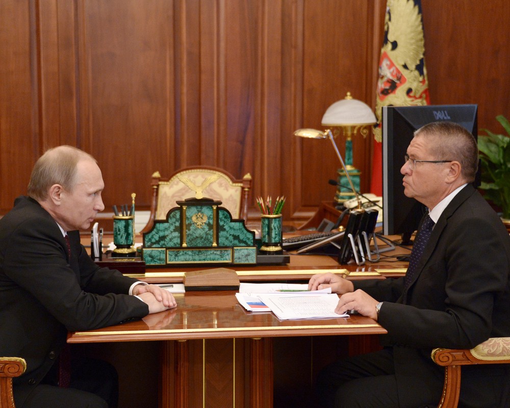 Министр экономического развития Алексей Улюкаев во время встречи с президентом России Владимиром Путиным (справа налево)