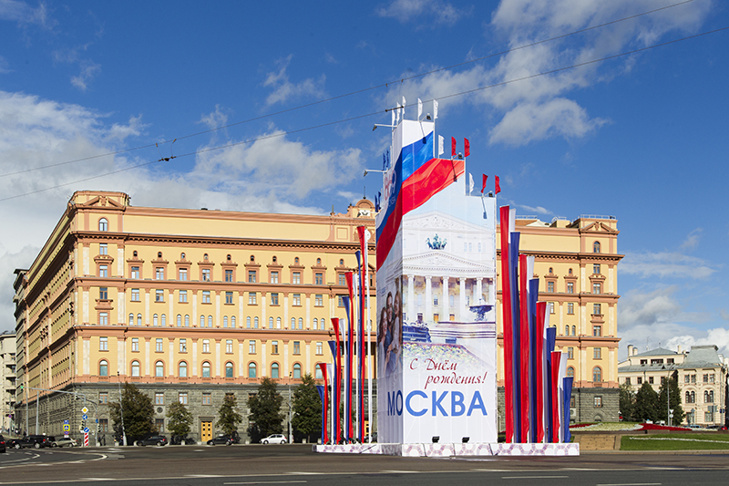 Из бюджета Москвы было потрачено 124&nbsp;919&nbsp;275&nbsp;руб. на&nbsp;выполнение работ по&nbsp;оформлению территории города объемными декоративными конструкциями и&nbsp;флагами
