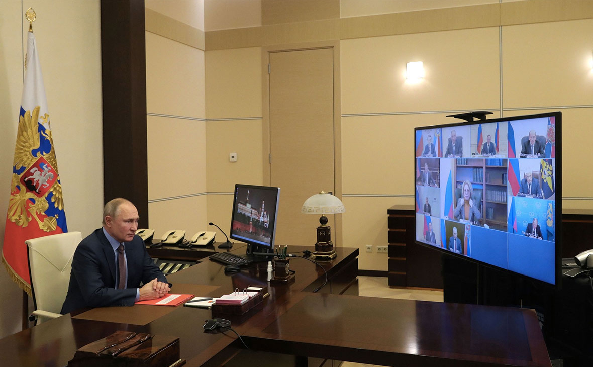 Владимир Путин во время совещания с постоянными членами Совета безопасности РФ в формате видеоконференции