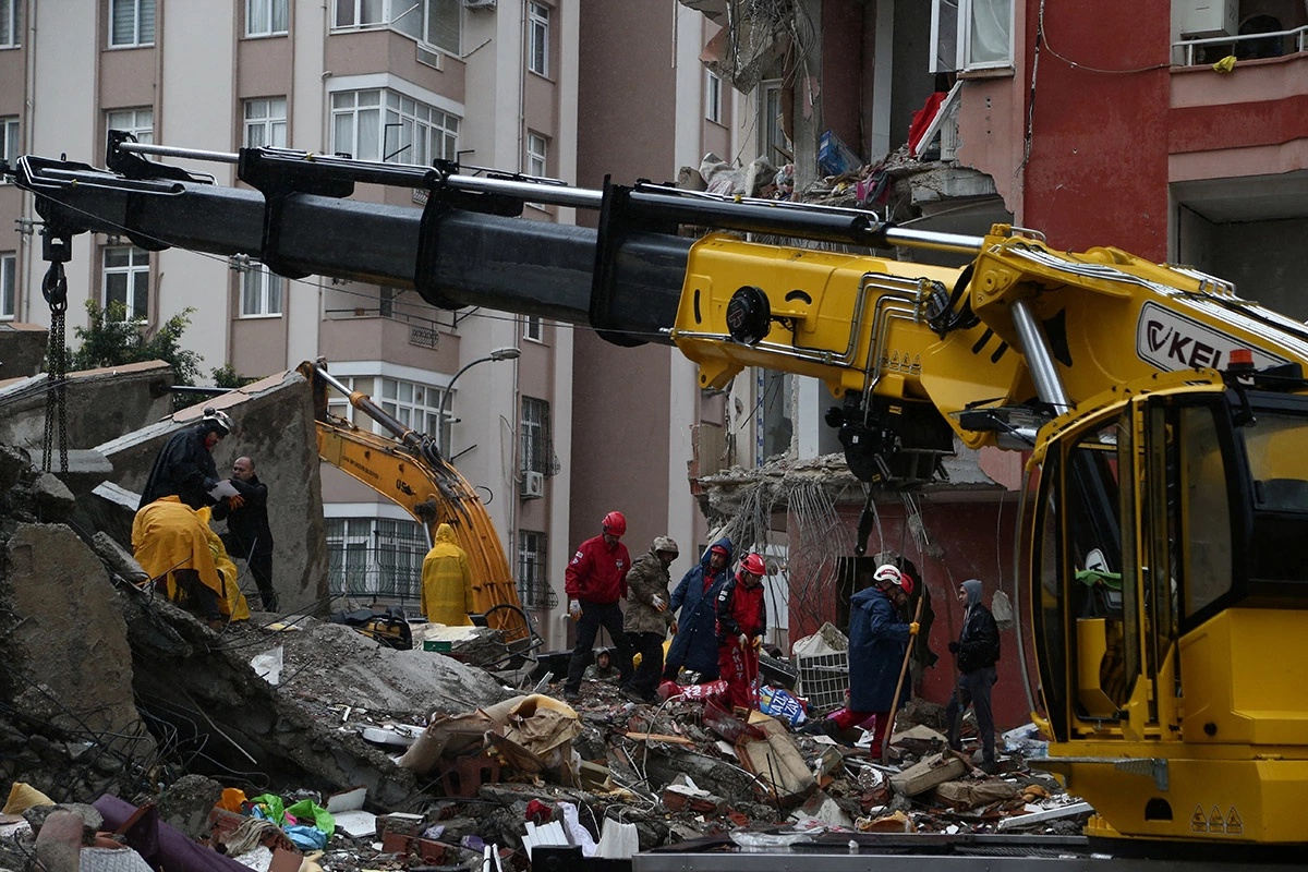 Спасатели работают на месте обрушившегося после землетрясения здания в Адане