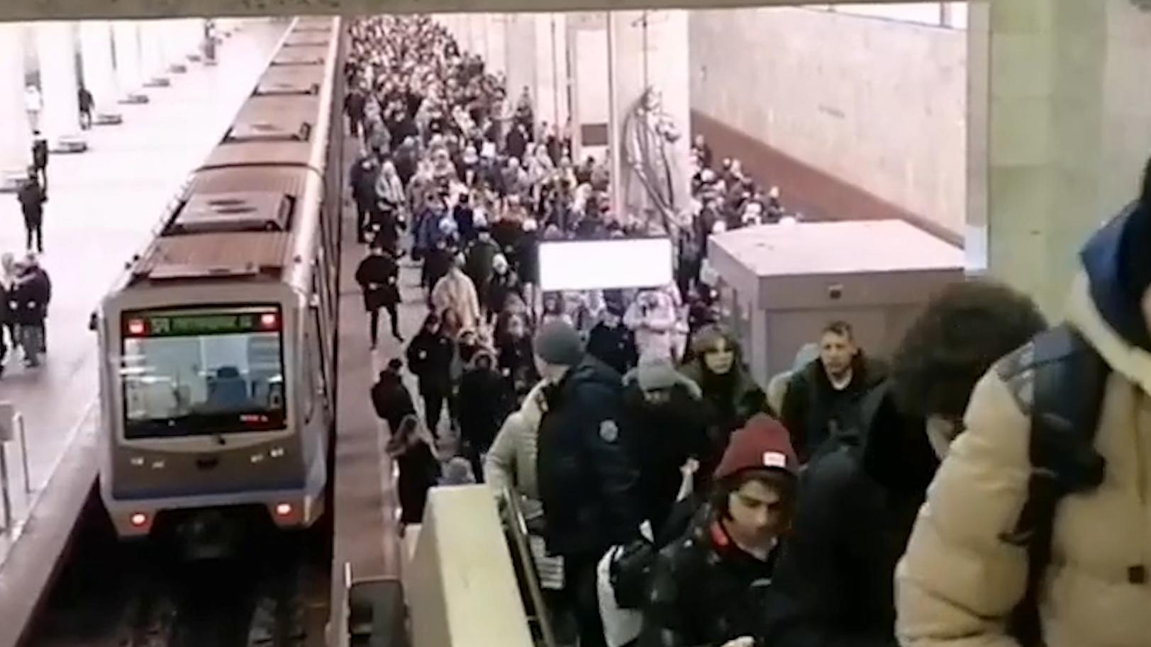 На синей ветке метро Москвы произошел сбой в движении поездов
