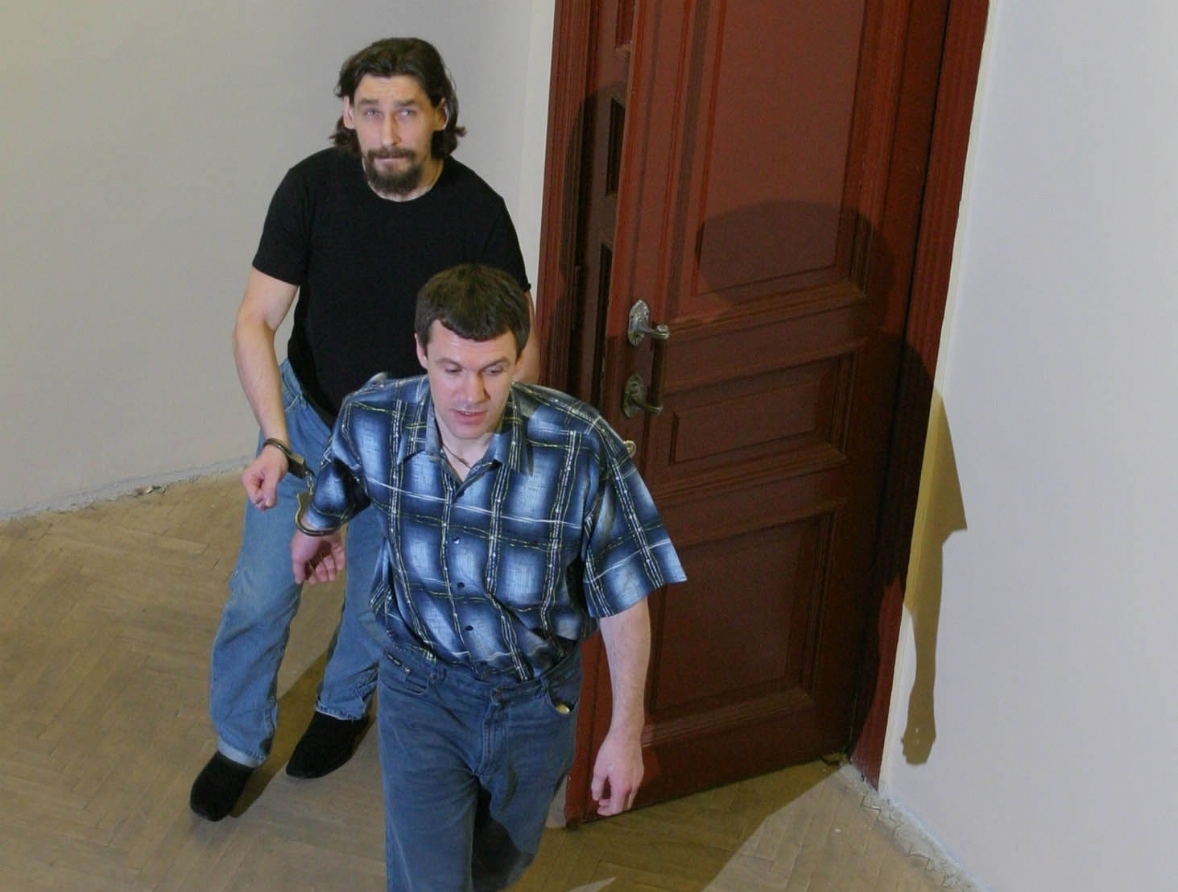 Виталий Акишин (в клетчатой рубашке) на суде по делу об убийстве Галины Старовойтовой в 2005 году