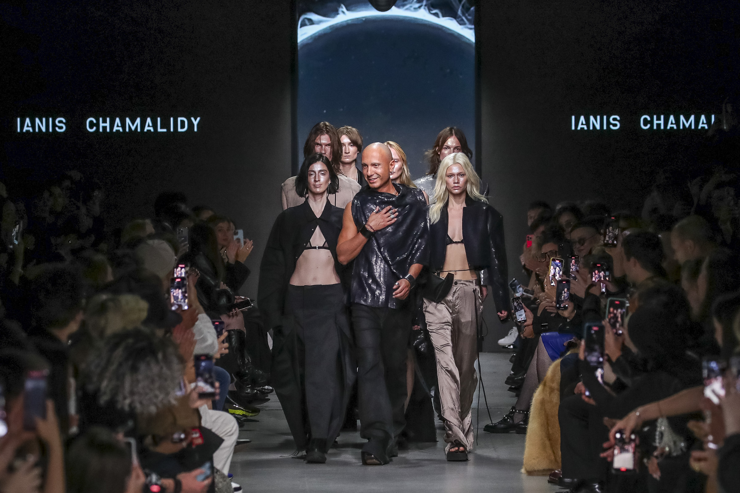 Основатель бренда Янис Чамалиди (на фото в центре).