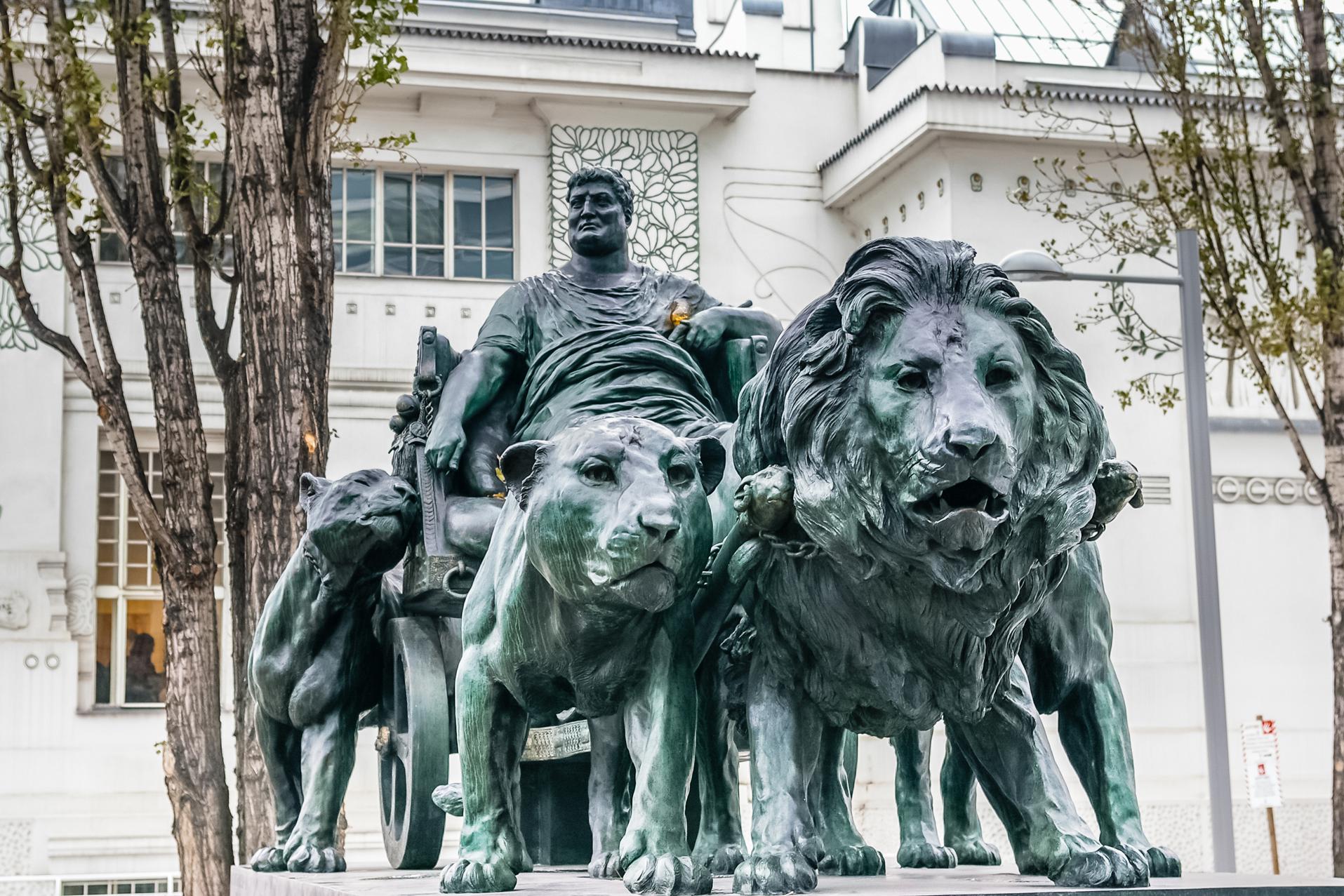 Статуя Марка Антония со львами работы Артура Штрассера в Вене, Австрия