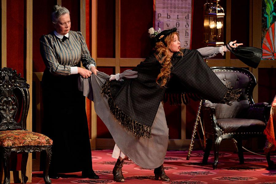Лидия Кузнецова (слева) и Елена Коробейникова в сцене из спектакля по пьесе Бернарда Шоу &laquo;Пигмалион&raquo; в постановке Татьяны Дорониной на сцене МХАТ имени М. Горького в Москве, 2016 год