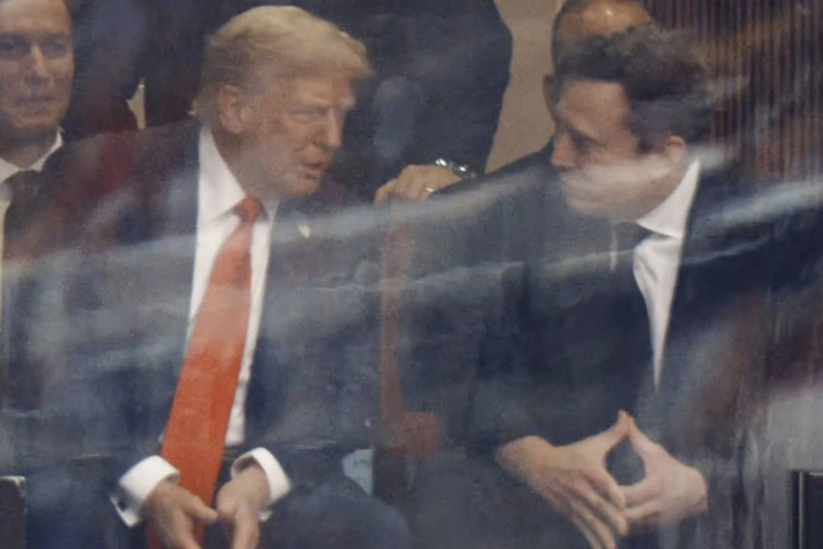 На панихиде впервые с заочной ссоры заметили вместе Трампа и&nbsp;Илона Маска. Они сидели рядом в президентской ложе и успели побеседовать. Как сообщает Daily Mail со ссылкой на специалиста по чтению по губам, американский лидер предложил бывшему соратнику &laquo;найти способ наладить ситуацию&raquo; и признался, что скучал по Маску.

Впоследствии Маск опубликовал в социальной сети Х их совместное с президентом фото с подписью &laquo;для Чарли&raquo;. Аналогичный пост разместил Белый дом.