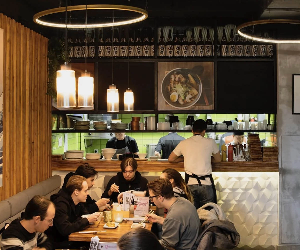 Corner Cafe & Kitchen — сеть камерных японских ресторанов, где акцент сделан на аутентичной кухне с домашней лапшой и сезонными обновлениями