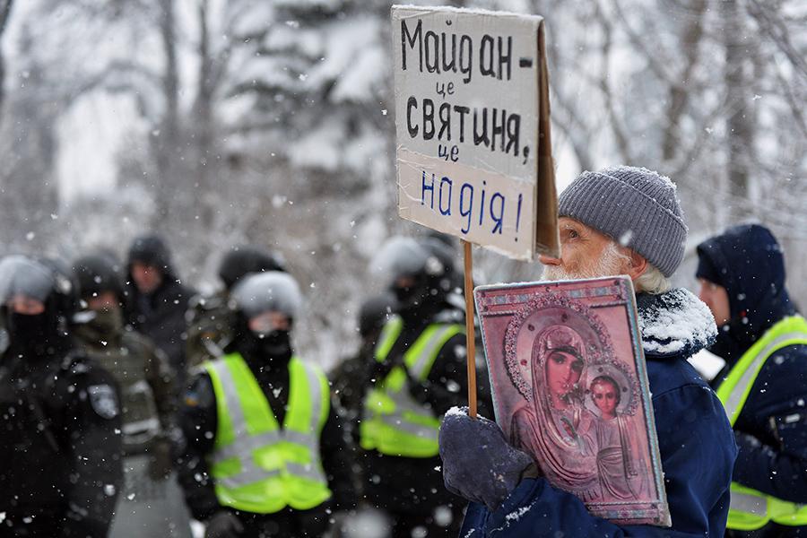 Во время демонтажа палаточного лагеря у здания Верховной рады Украины. Палаточный городок установлен в октябре 2017 года участниками акции в поддержку масштабной политической реформы во главе с лидером партии &laquo;Движение новых сил&raquo; Михаилом Саакашвили